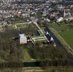 842199 Luchtfoto van kasteel Amerongen met het bijbehorende landschapspark (Drostestraat 20) te Amerongen, vanuit het ...